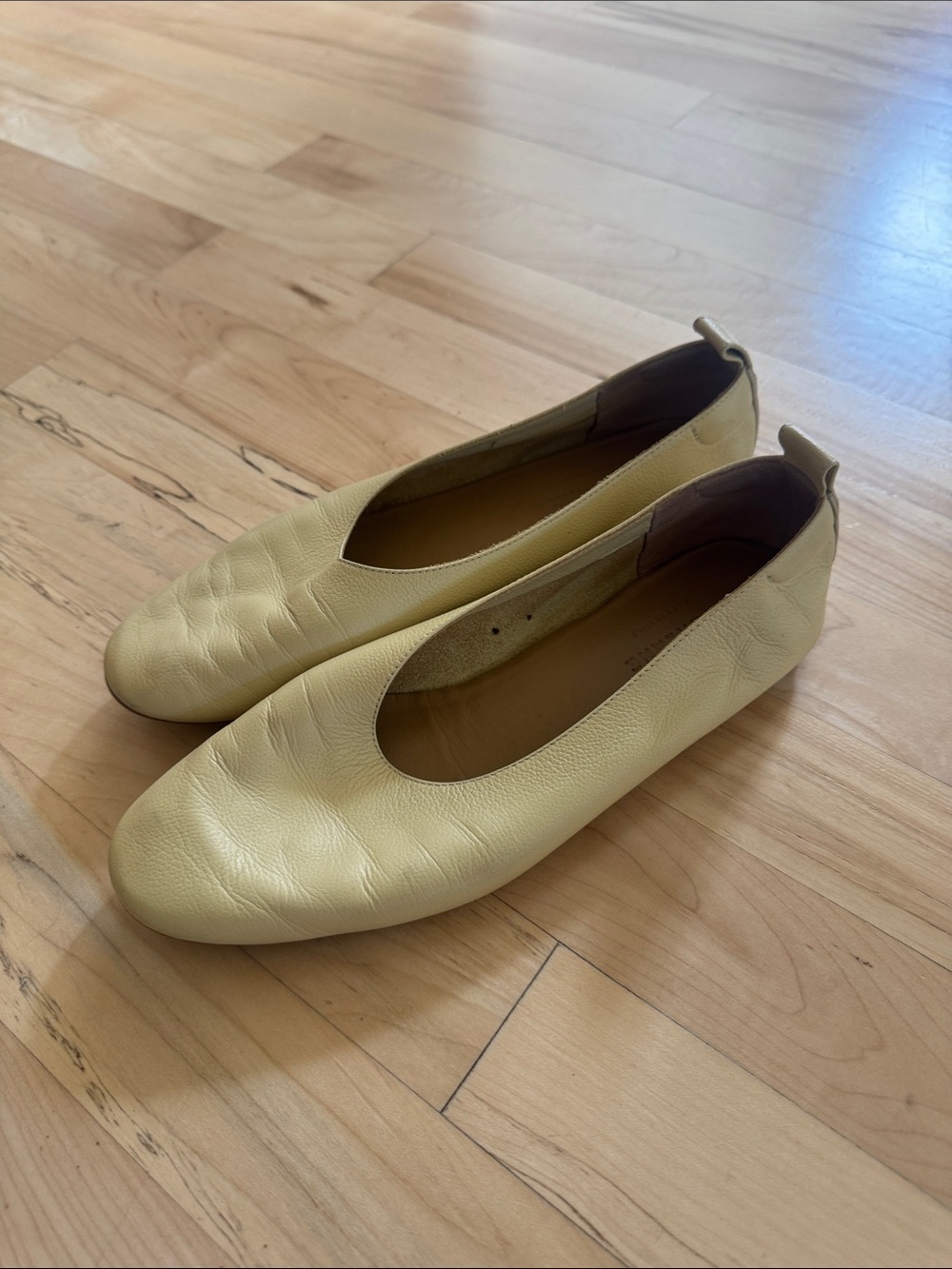 Everlane Day Glove Flat in Lemon Yellow 7 - Picture 4 of 5